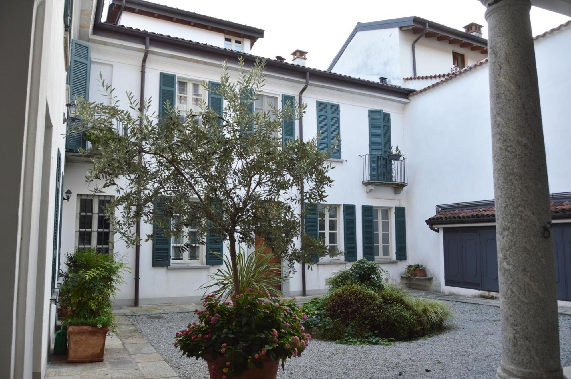 Villa Maghetti - Modernized Flat In Historic Palazzo In The Center Of Luino Zewnętrze zdjęcie